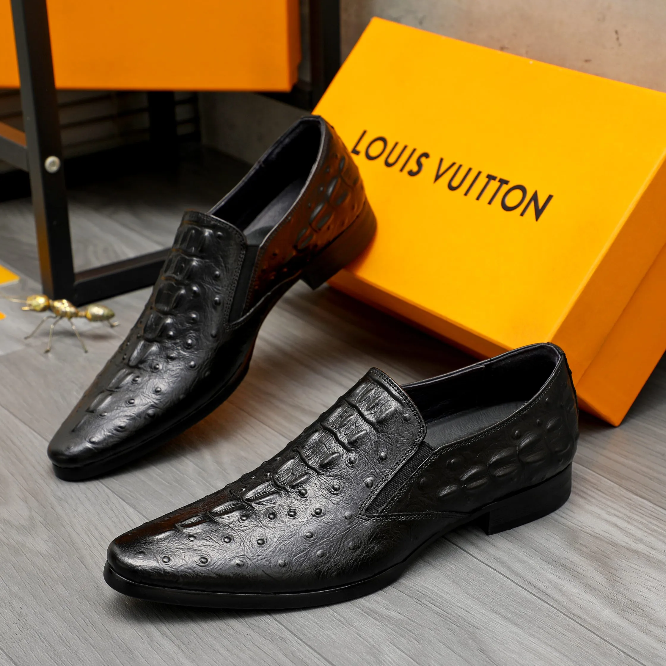 Men's shoes 💰500 Product trademark: LV "Louis Vuitton" business slip-on leather shoes Regular size: 37-46 Product material: Selected crocodile pattern cowhide upper, pigskin lining, rubber outsole